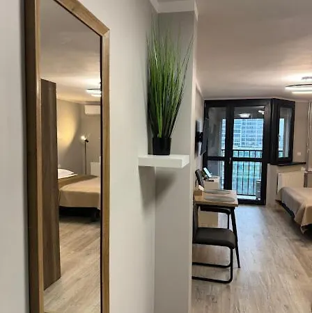 Przystanek Aleja Korfantego 8 *