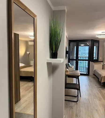 Przystanek Aleja Korfantego 8 *